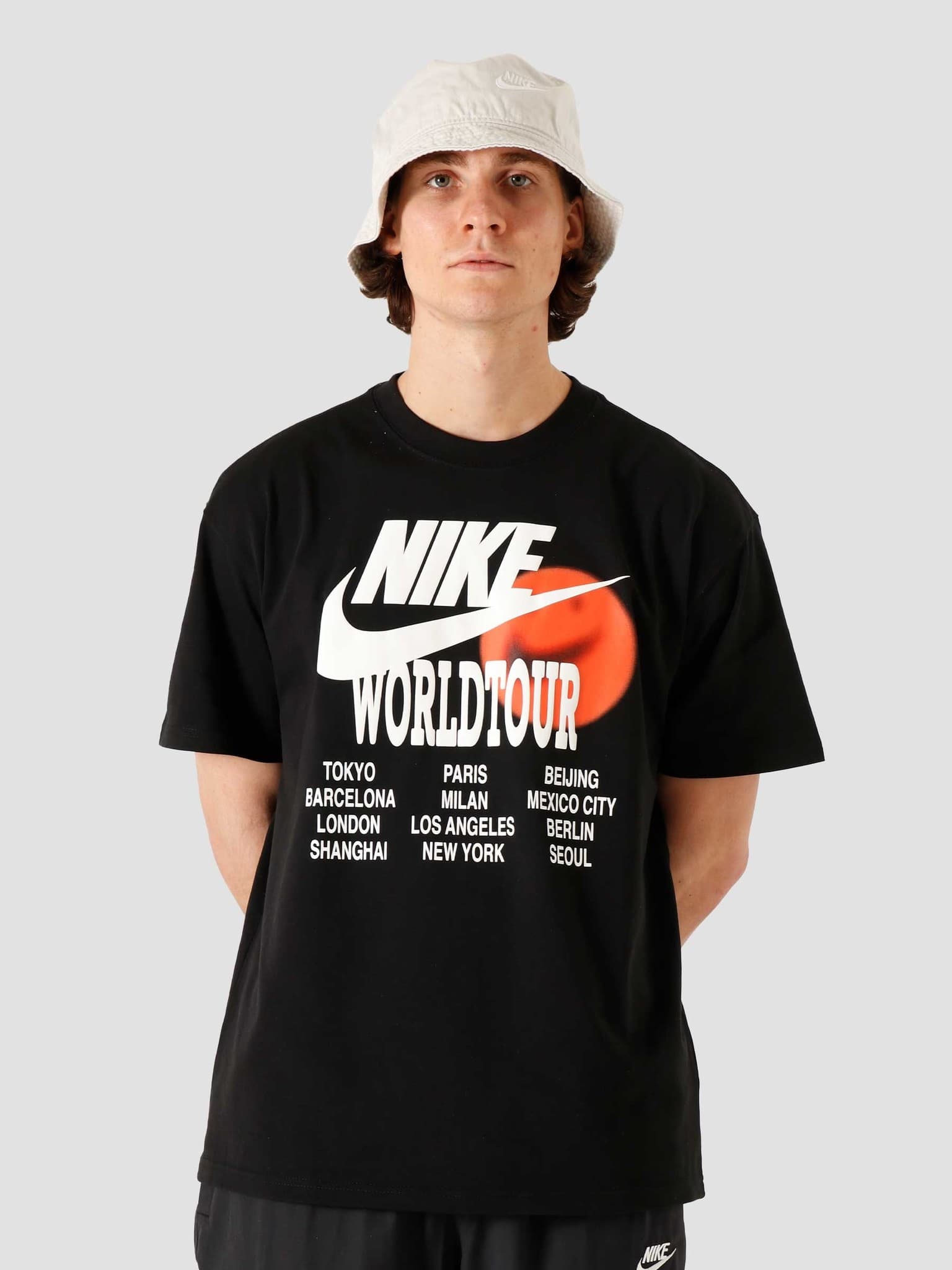 Nike NSW T-Shirt World Tour Black - Freshcotton